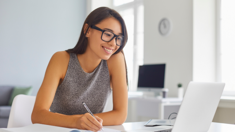 Pourquoi associer Community Manager et Rédacteur Web est une stratégie efficace en 2025?