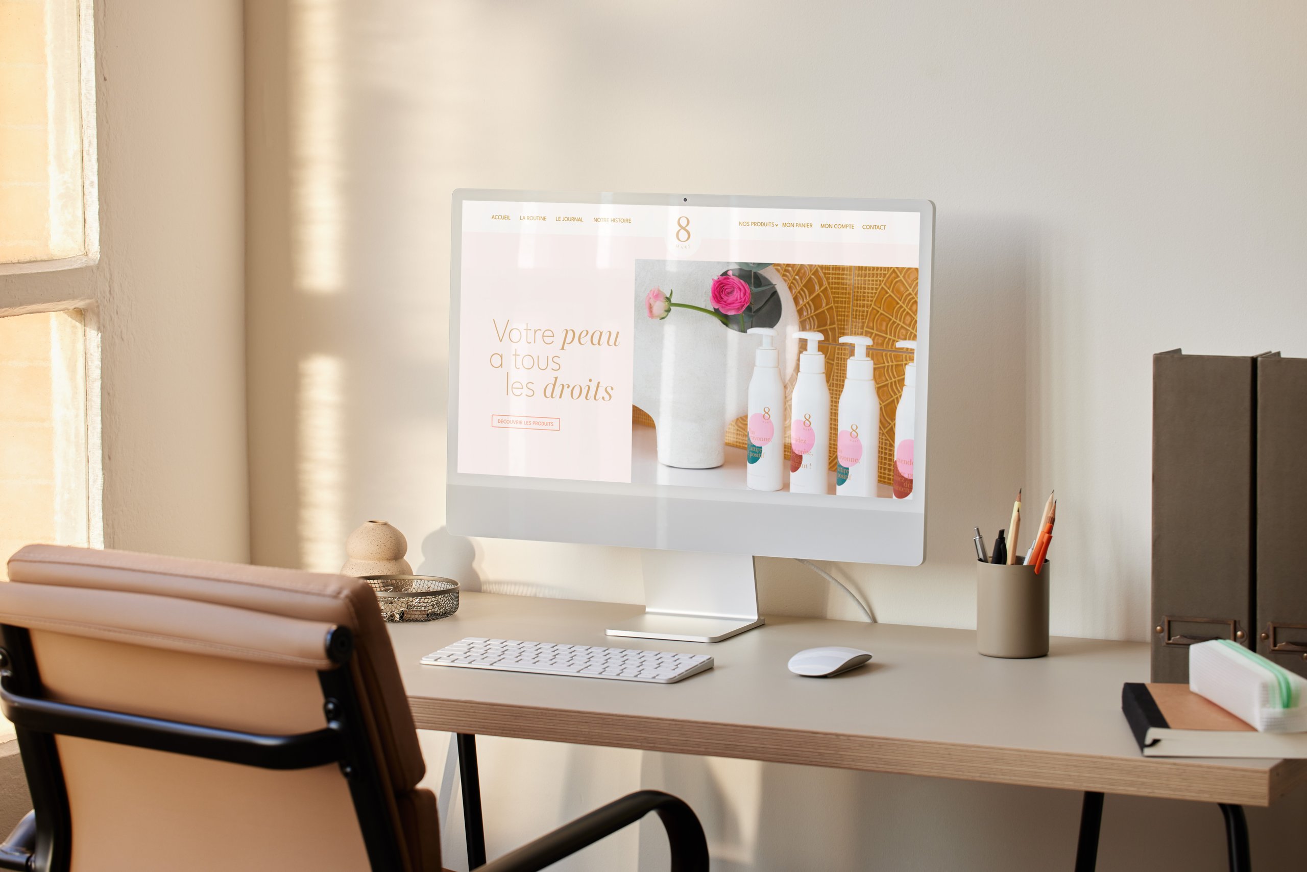 8 Mars Skincare — site affiché sur un écran d'ordinateur dans un bureau lumineux