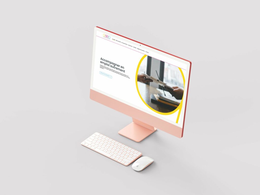 Accompagner en emploi autrement — site affiché sur un ordinateur rose