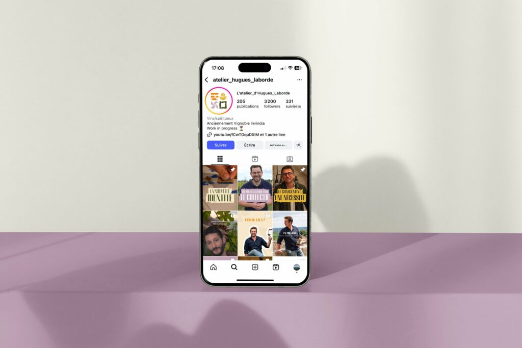Atelier Hugues Laborde — profil Instagram sur smartphone, fond rose et blanc