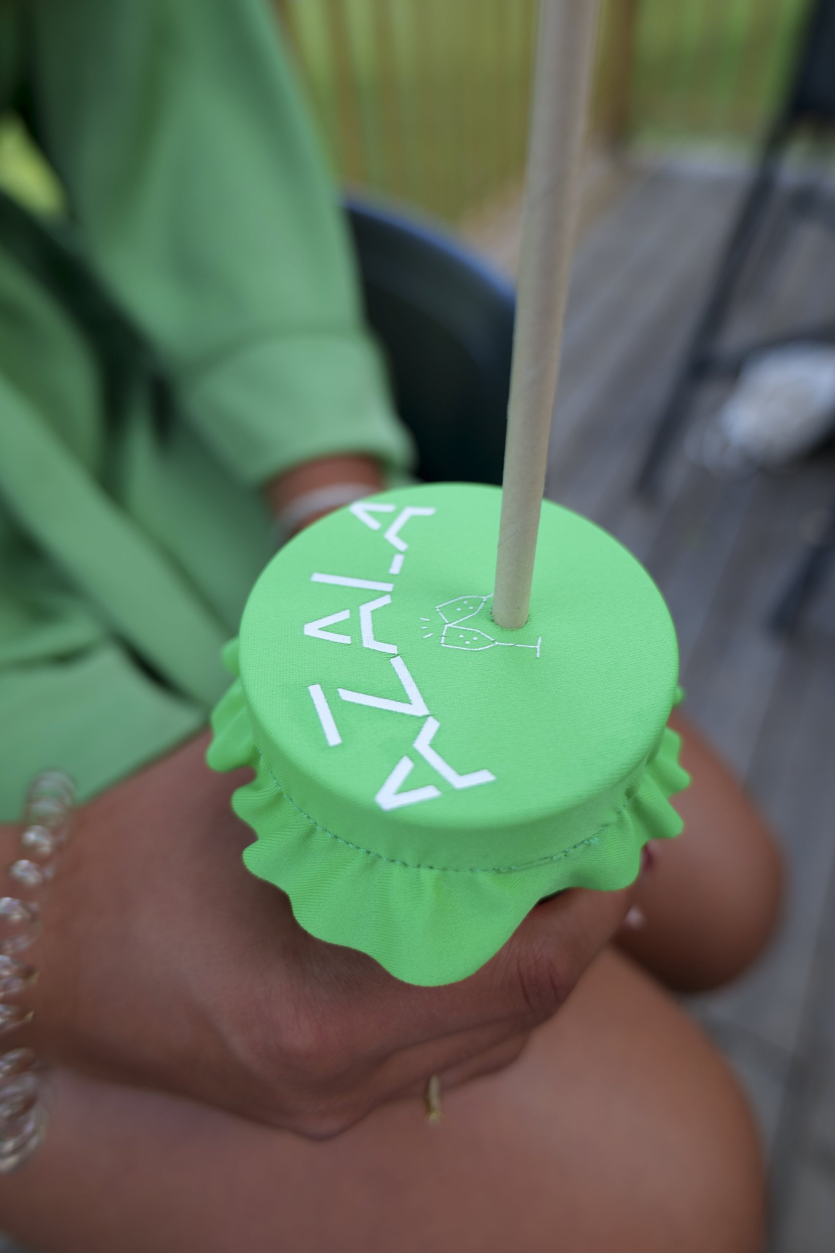 Azala — gros plan sur un couvre-verre vert au logo Azala