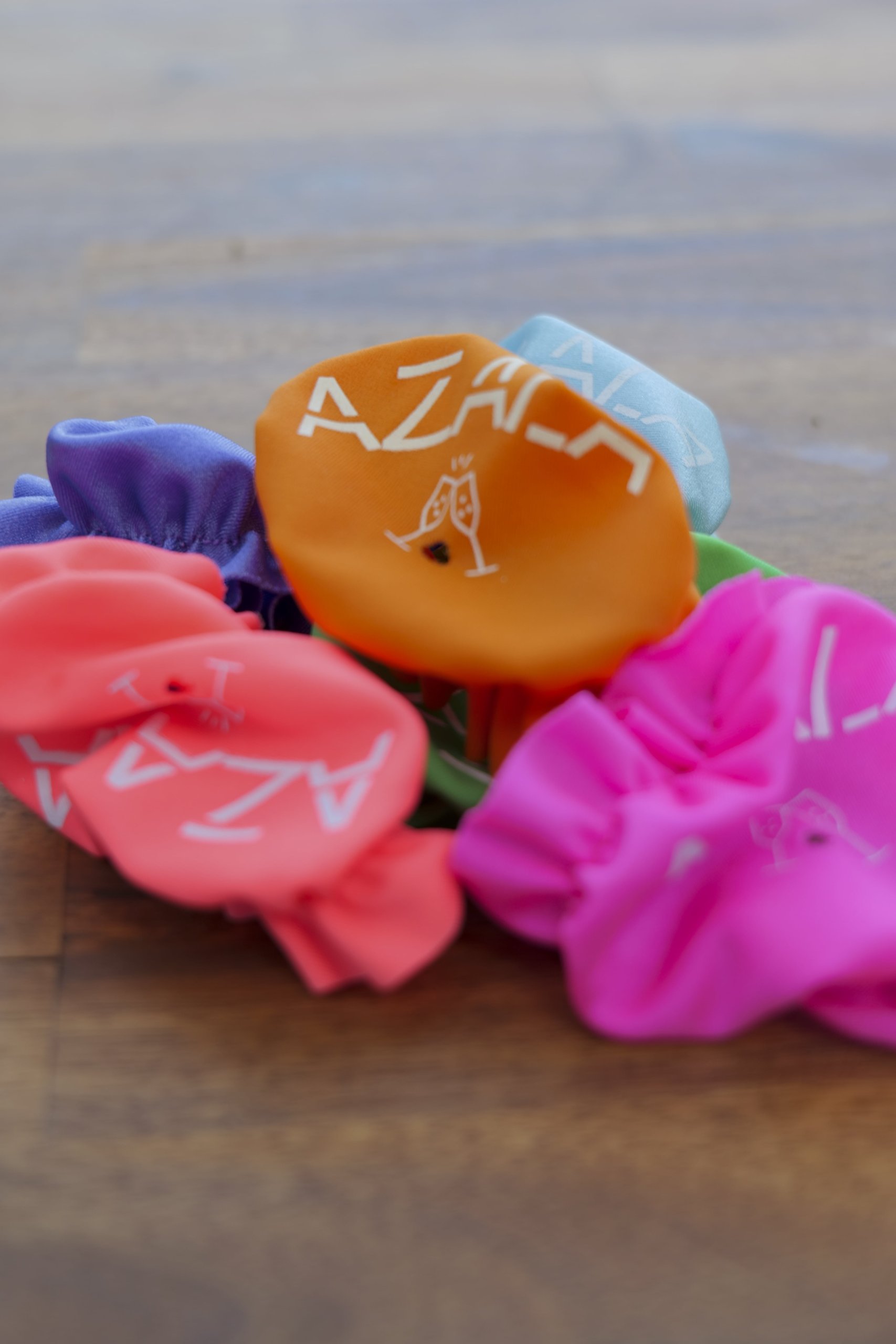 Azala — couvre-verres de toutes les couleurs posés sur une table