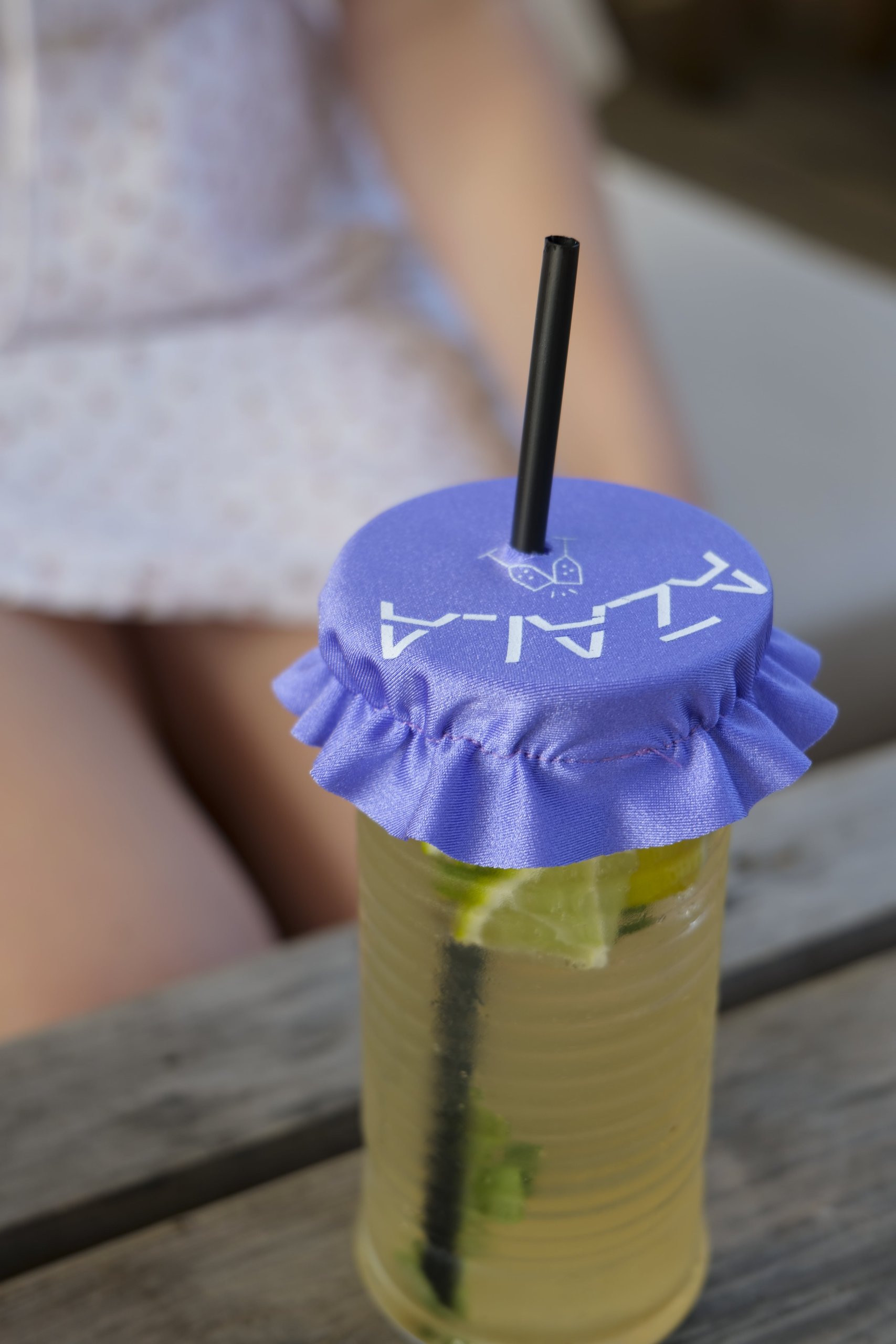 Azala — couvre-verre violet sur un verre de citronnade