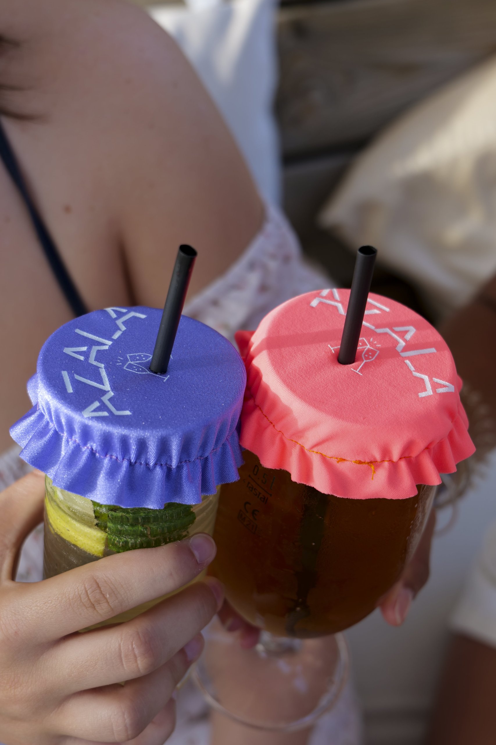 Azala — deux verres qui trinquent avec couvre-verres violet et rose