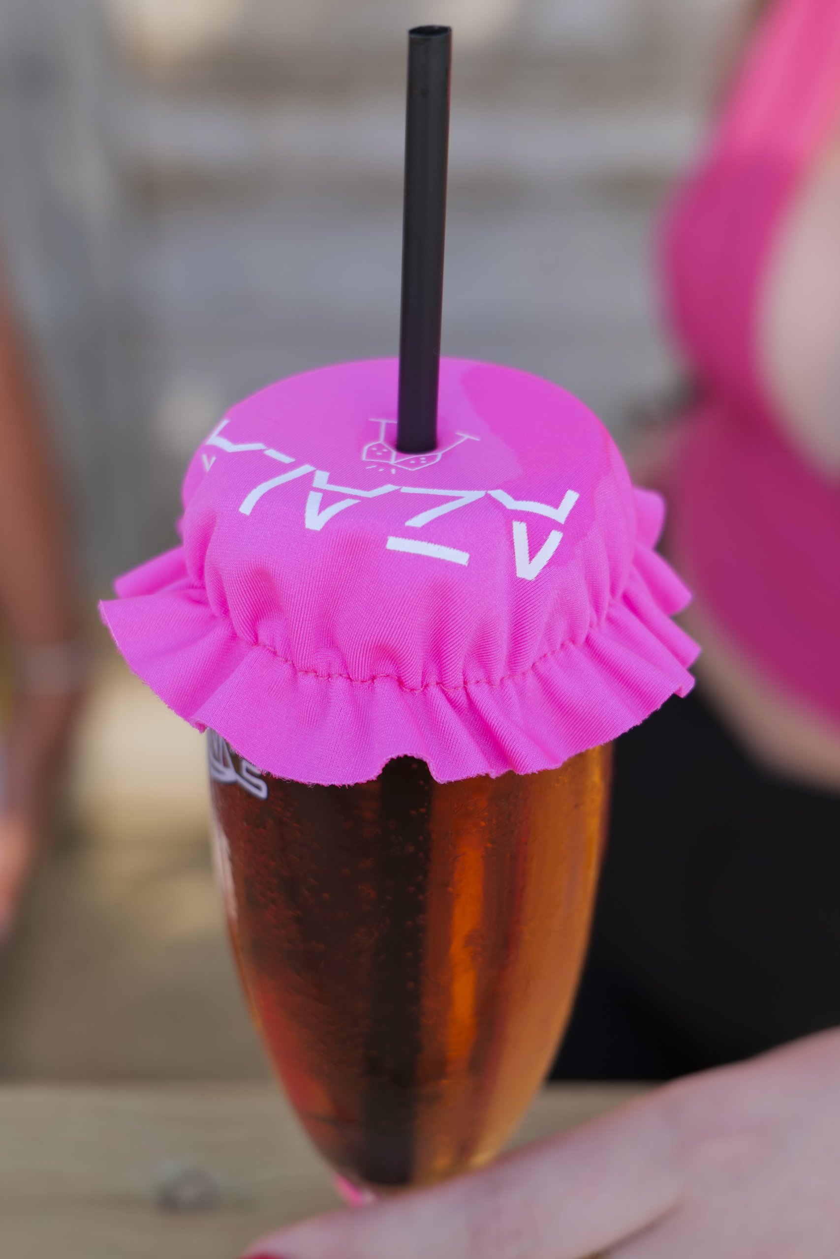 Azala — couvre-verre rose sur un verre ambré