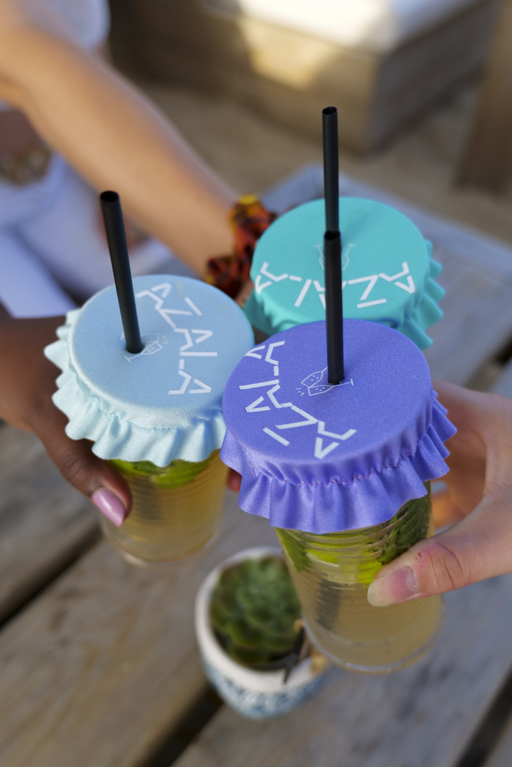 Azala — trois verres coiffés de couvre-verres bleu, turquoise et violet