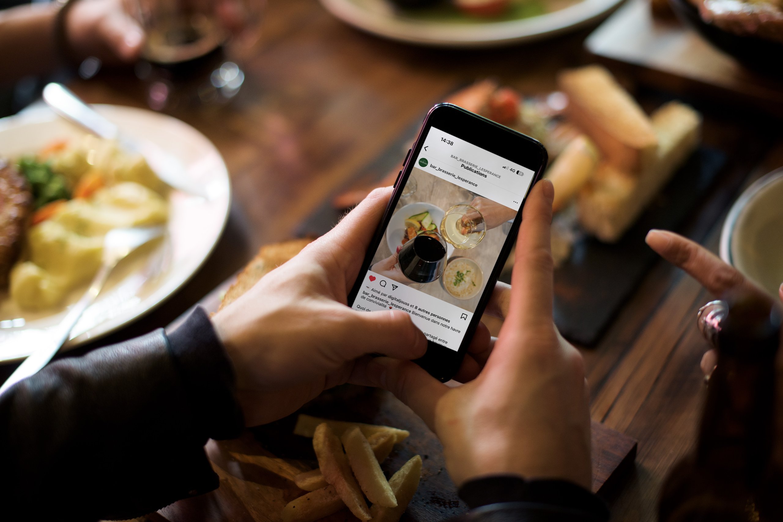 Brasserie l'Espérance — client consultant le compte Instagram à table