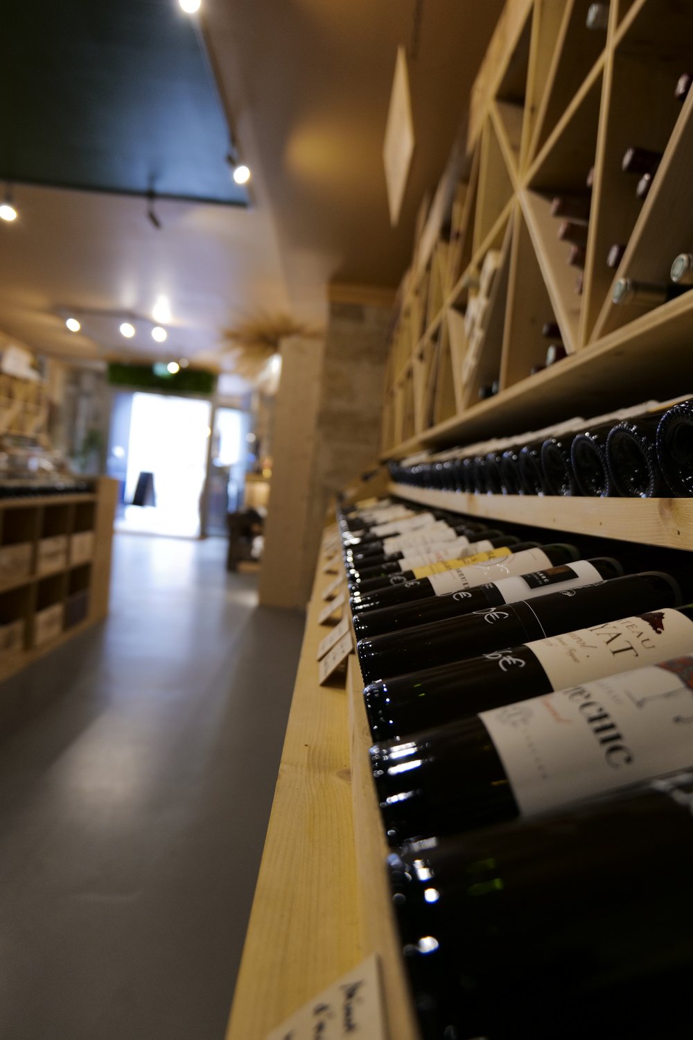 BTC Wine — allée de la cave bordée de casiers à vin