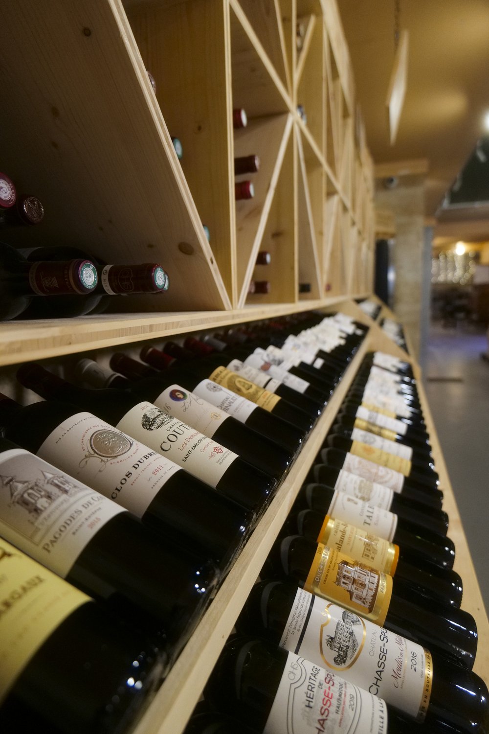 BTC Wine — bouteilles alignées sur des étagères en bois