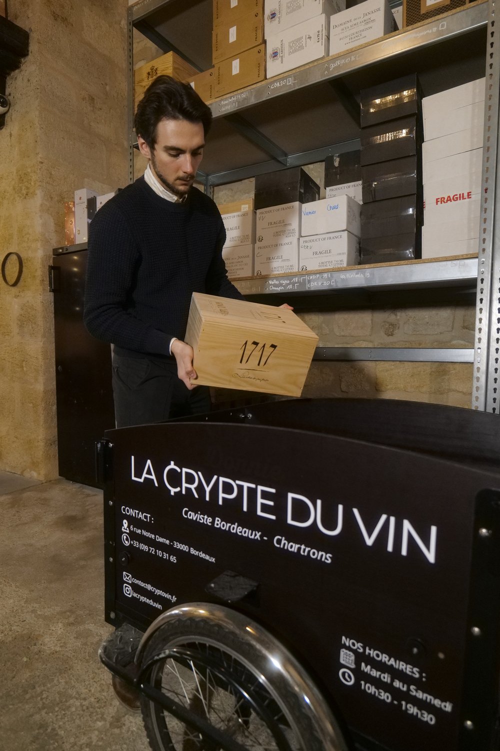 BTC Wine — préparation d'une commande dans le triporteur La Crypte du Vin