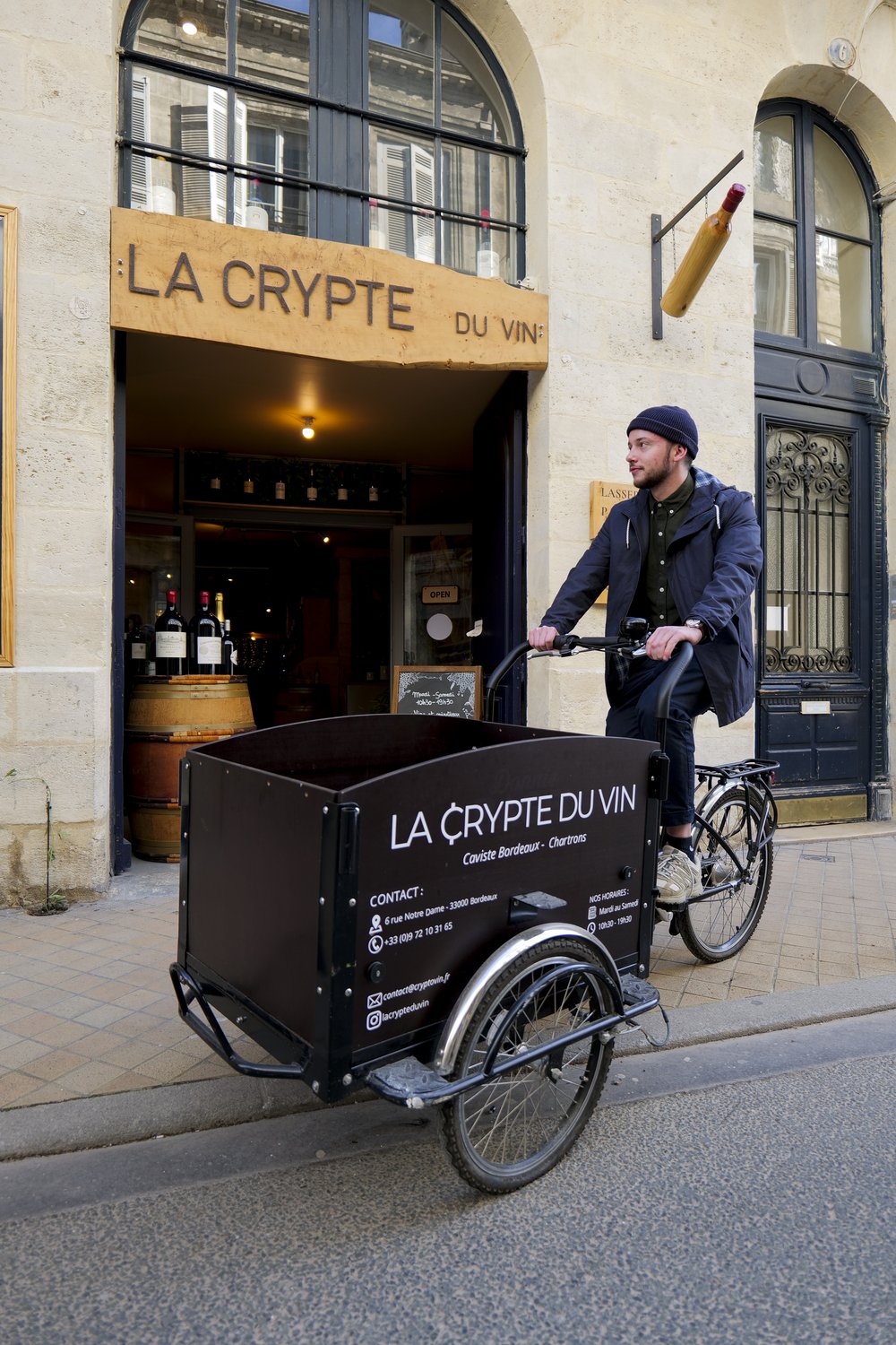 BTC Wine — livraison en triporteur devant la boutique La Crypte du Vin