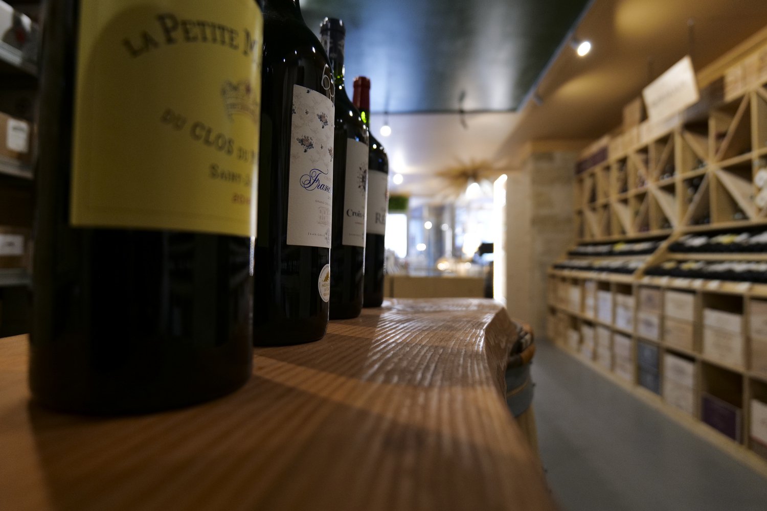 BTC Wine — bouteilles au premier plan dans la cave