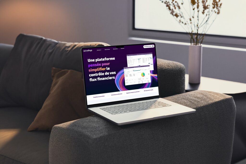 Calixys — page d'accueil affichée sur un ordinateur portable dans un salon