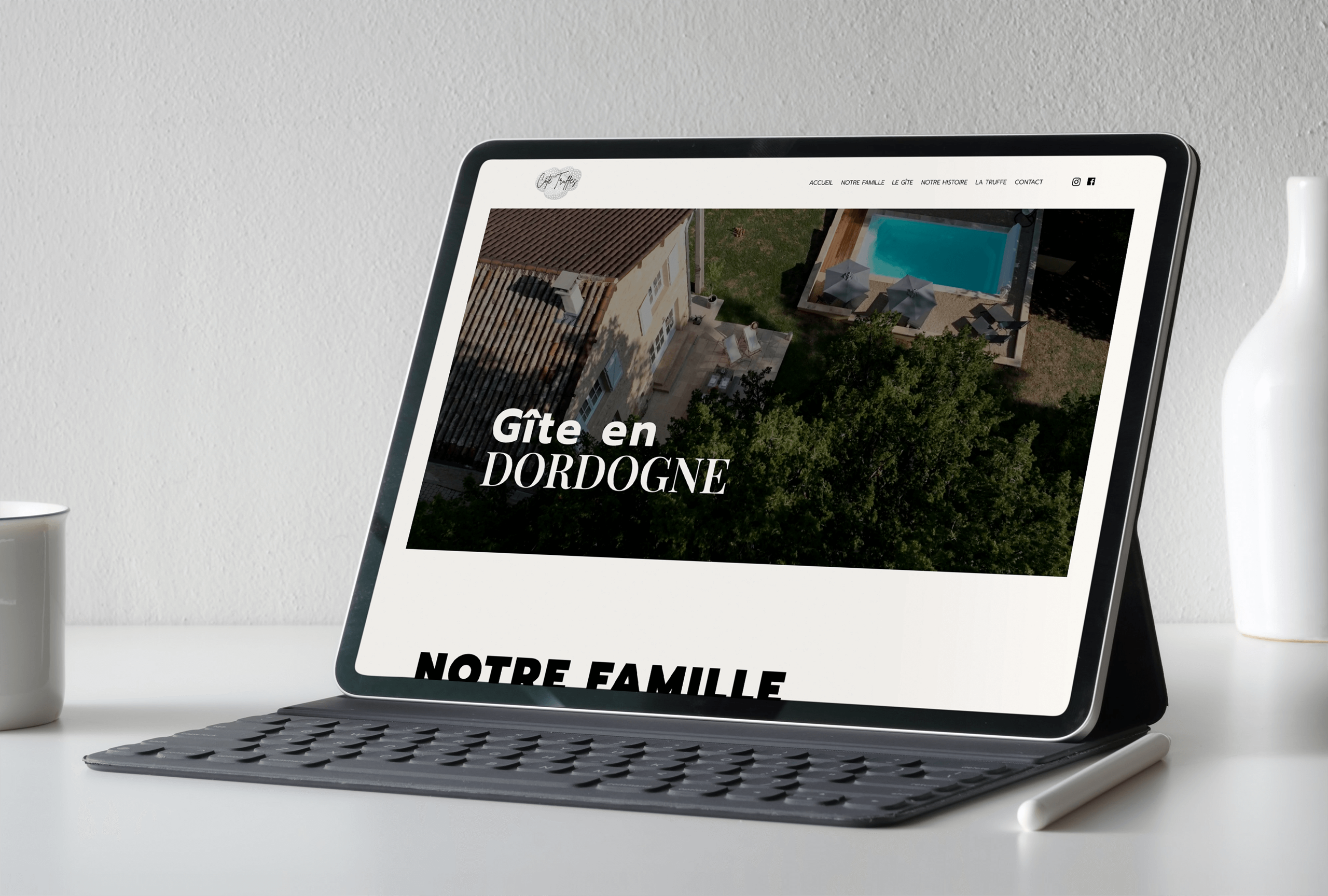 Côté Truffes — site du gîte affiché sur une tablette
