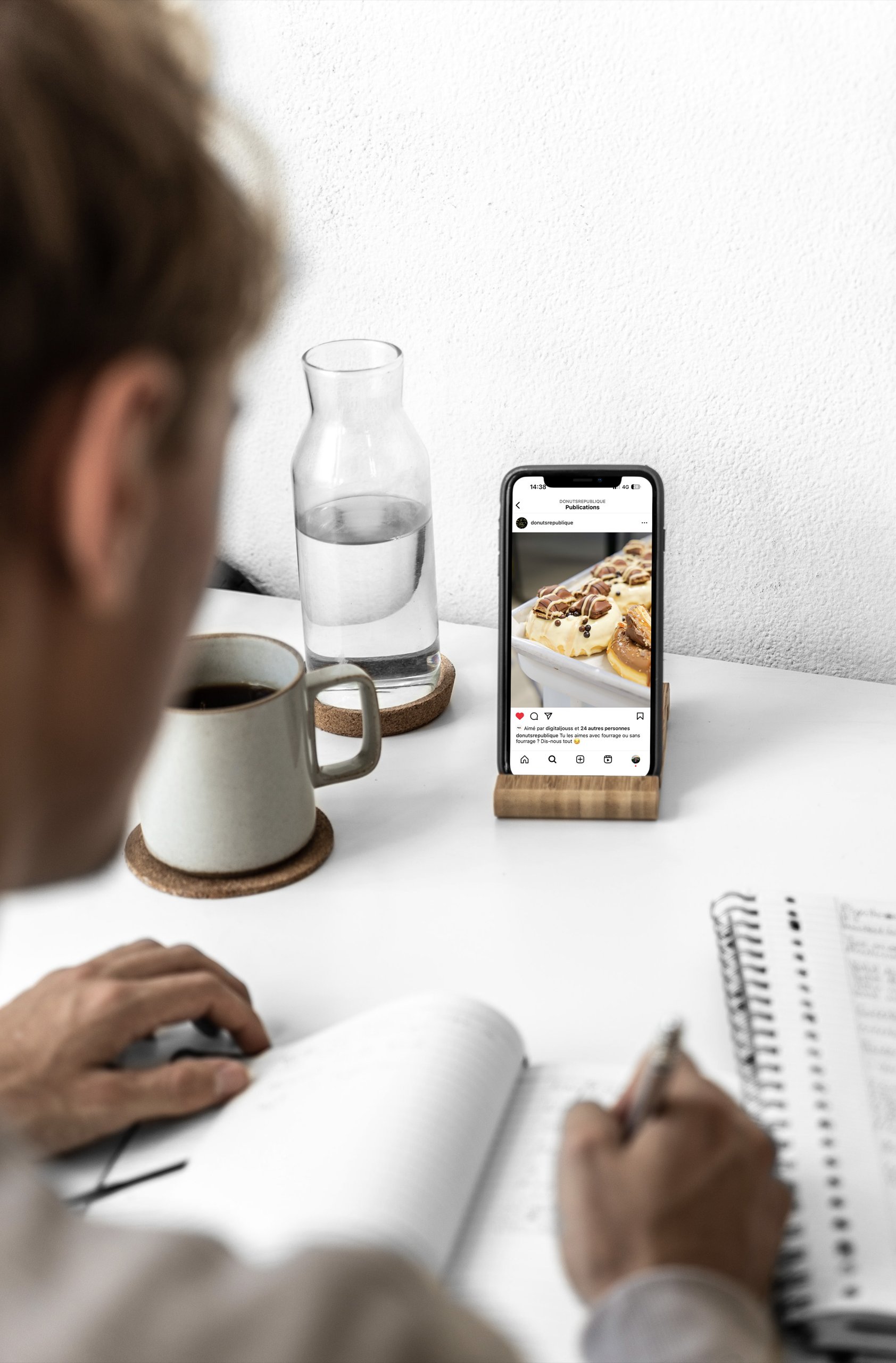 Donut's République — smartphone affichant une publication sur un bureau