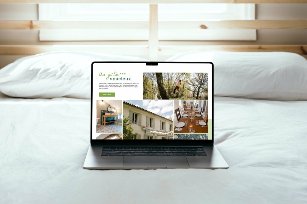Entre Chênes et Pins — site affiché sur un ordinateur portable posé sur un lit