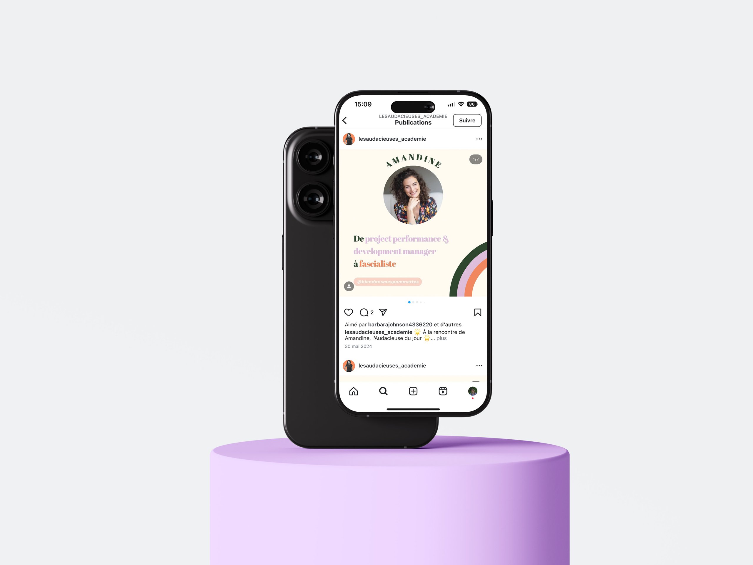 Les Audacieuses 1 Les Audacieuses — publication sur un téléphone posé sur un socle lilas