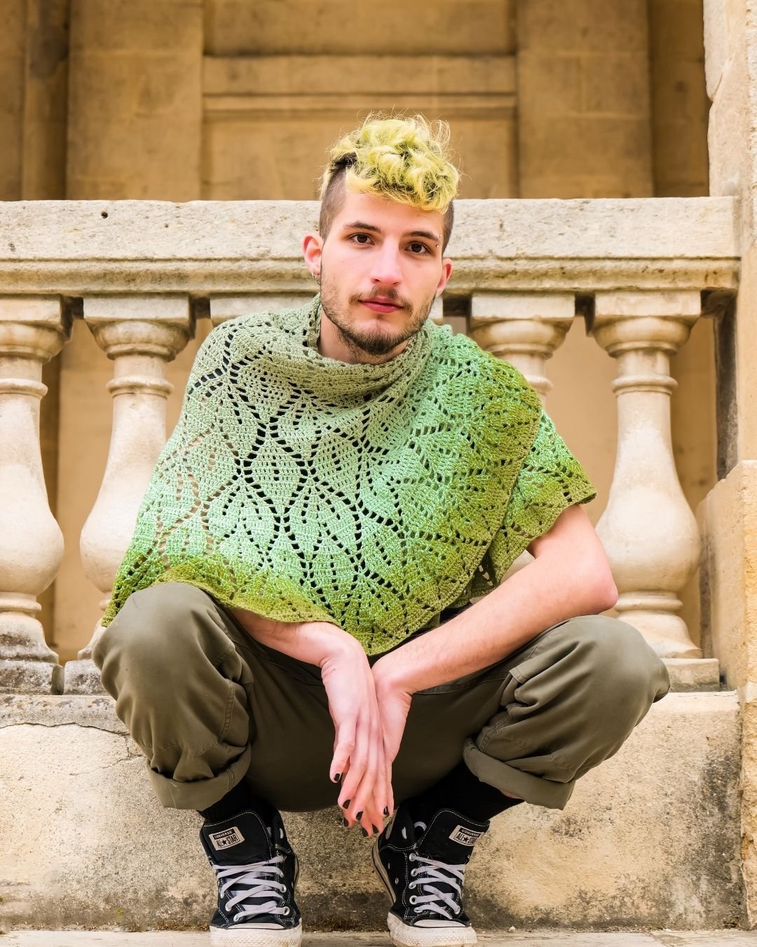 Moony Raccoon — mannequin portant un poncho vert au crochet