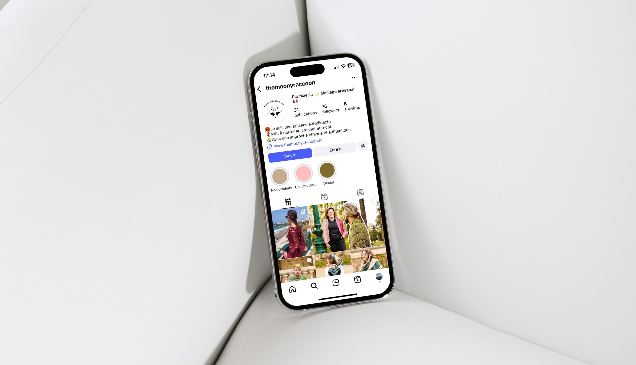 Moony Raccoon — profil Instagram de la marque affiché sur un smartphone