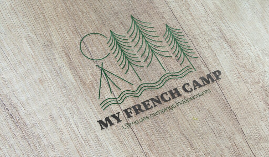 My French Camp — logo gravé sur bois