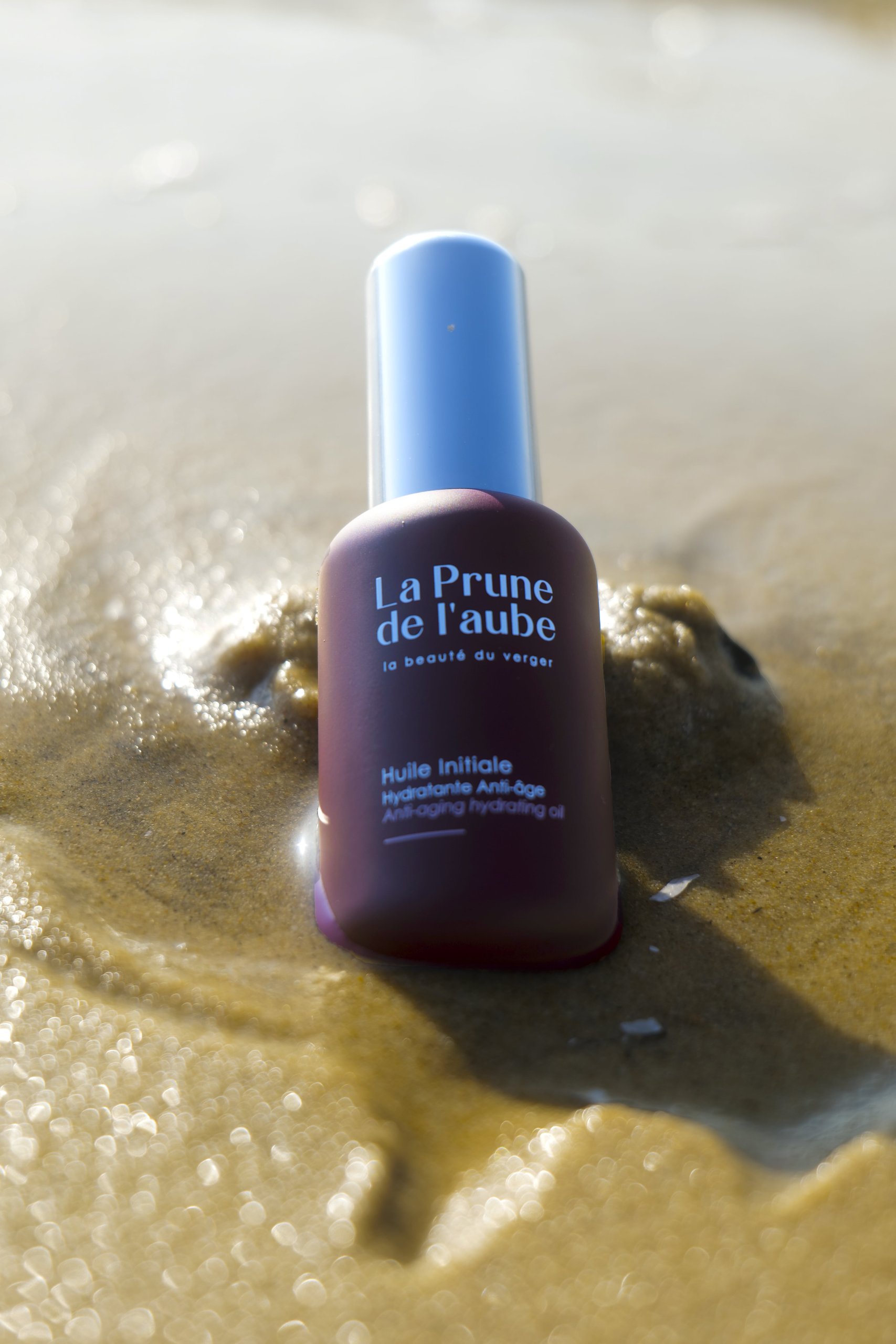 Peau Éthique — flacon de sérum au bord de l'eau