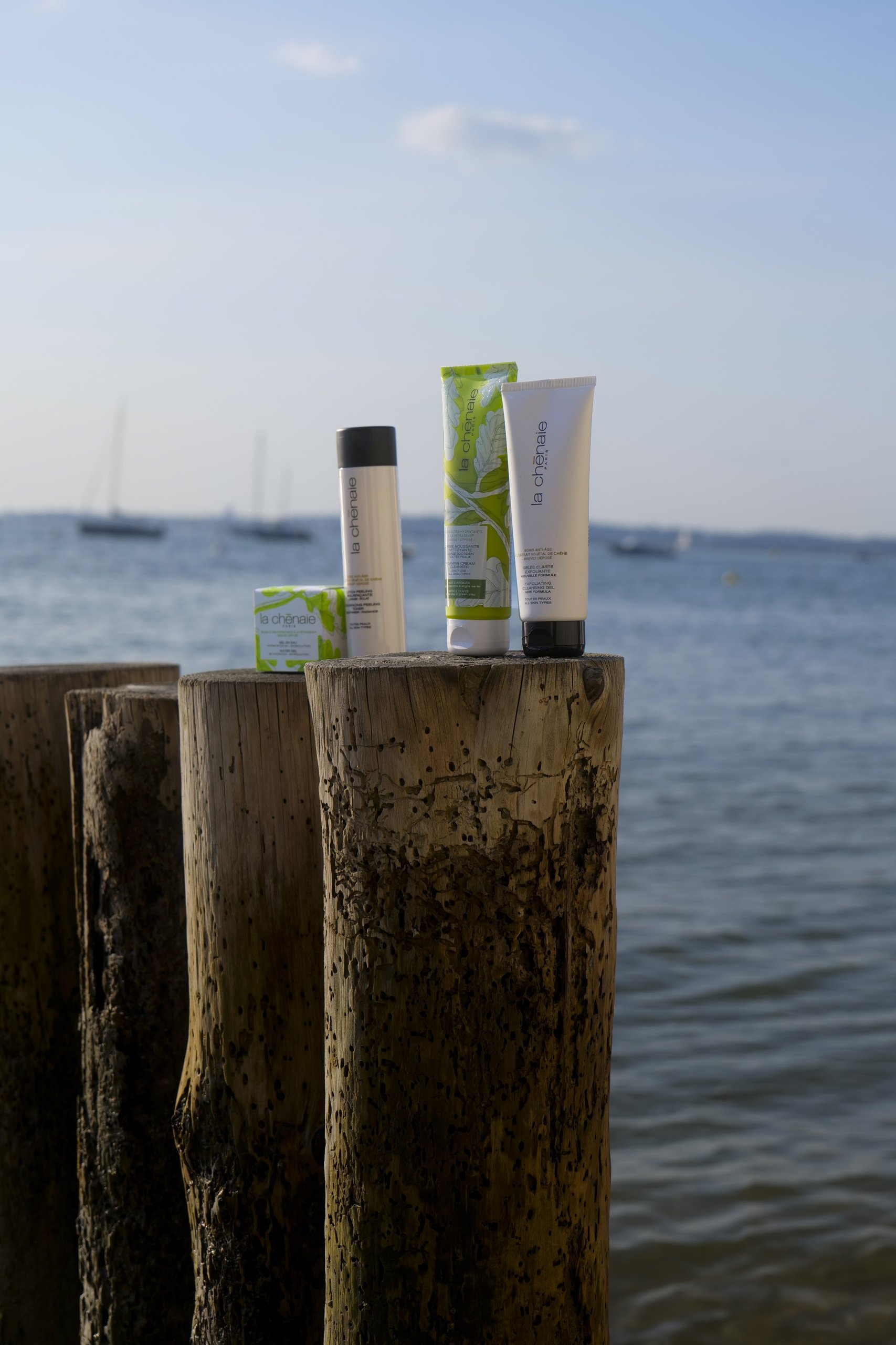 Peau Éthique — produits alignés sur un ponton face à la mer
