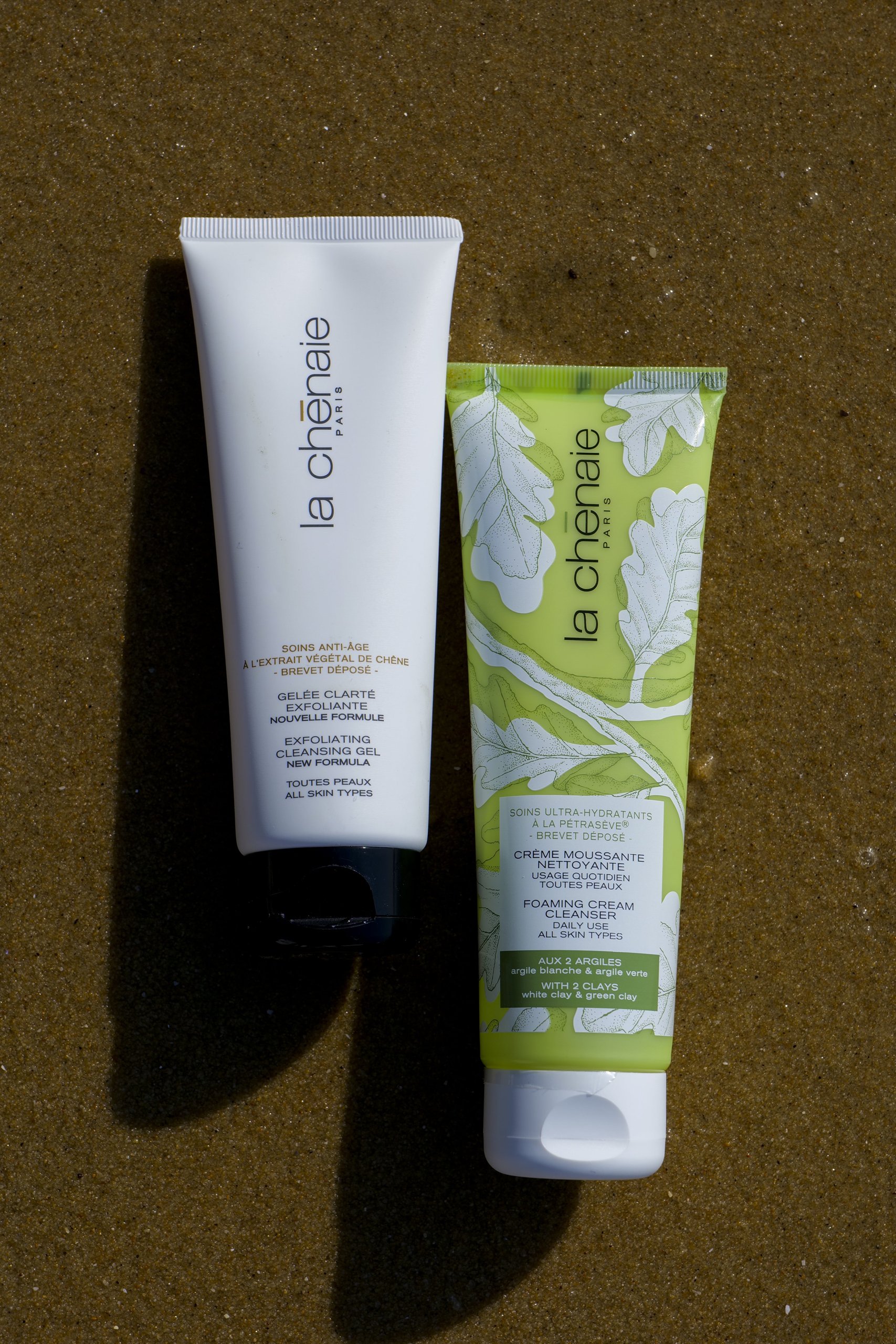 Peau Éthique — deux tubes de soin sur le sable
