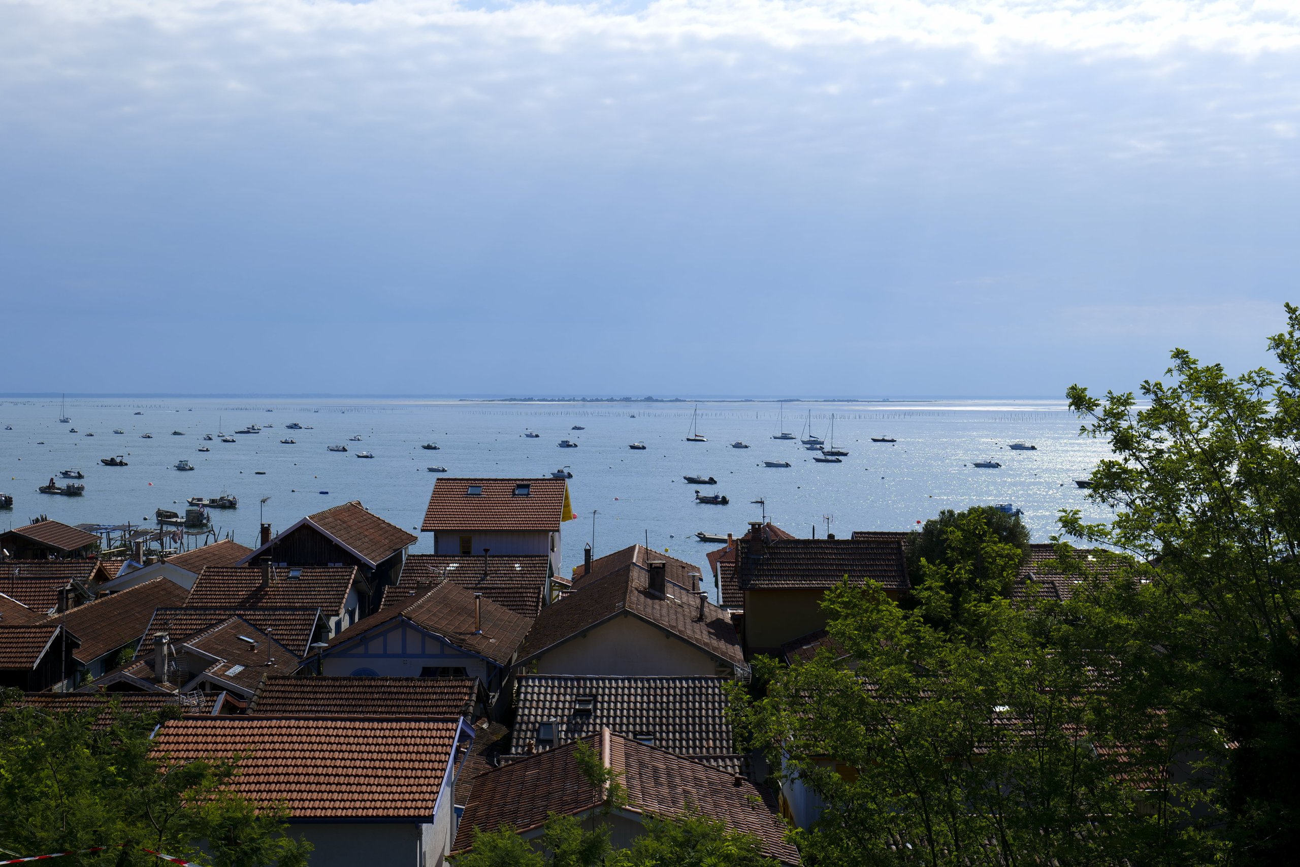 Peau Éthique — paysage de bord de mer et bateaux au mouillage