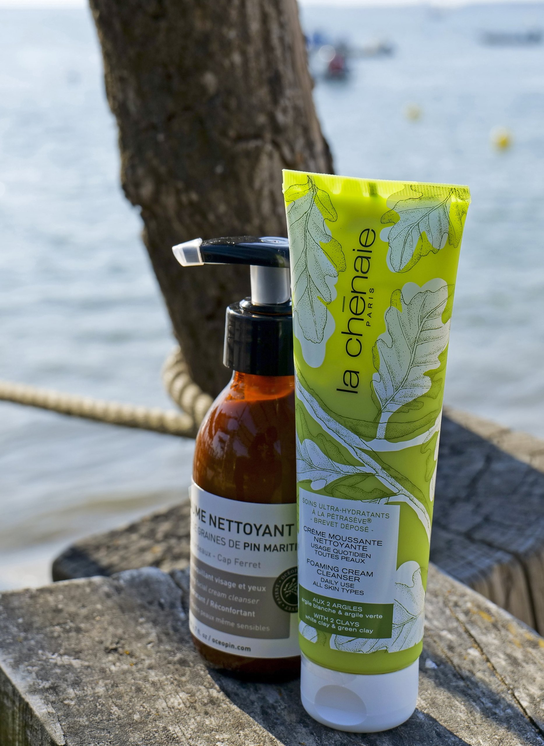 Peau Éthique — gel nettoyant et tube sur un tronc face à l'eau