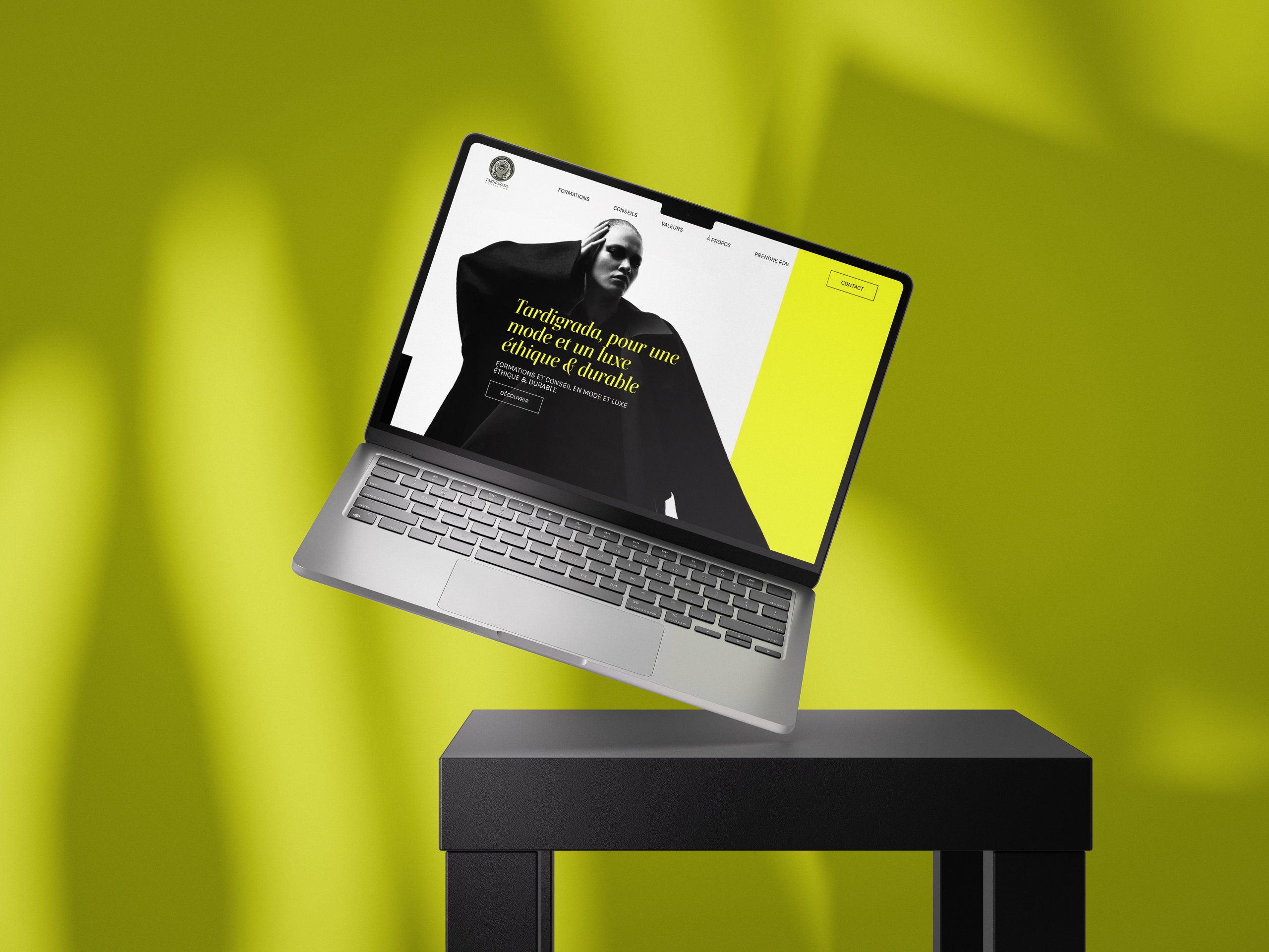 Tardigrada — site affiché sur un ordinateur portable sur fond jaune