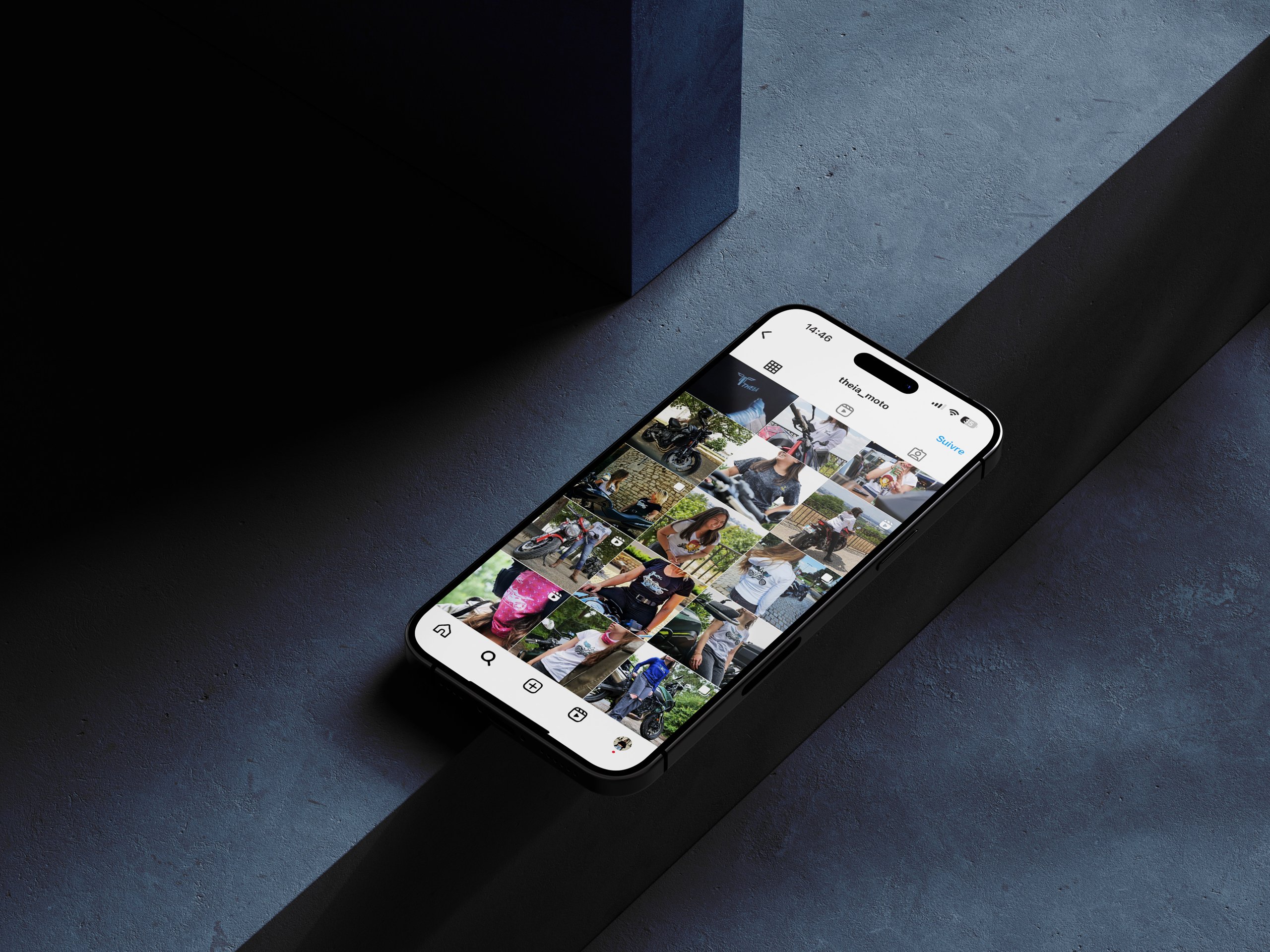 Theia Moto — fil Instagram sur un smartphone dans une ambiance sombre