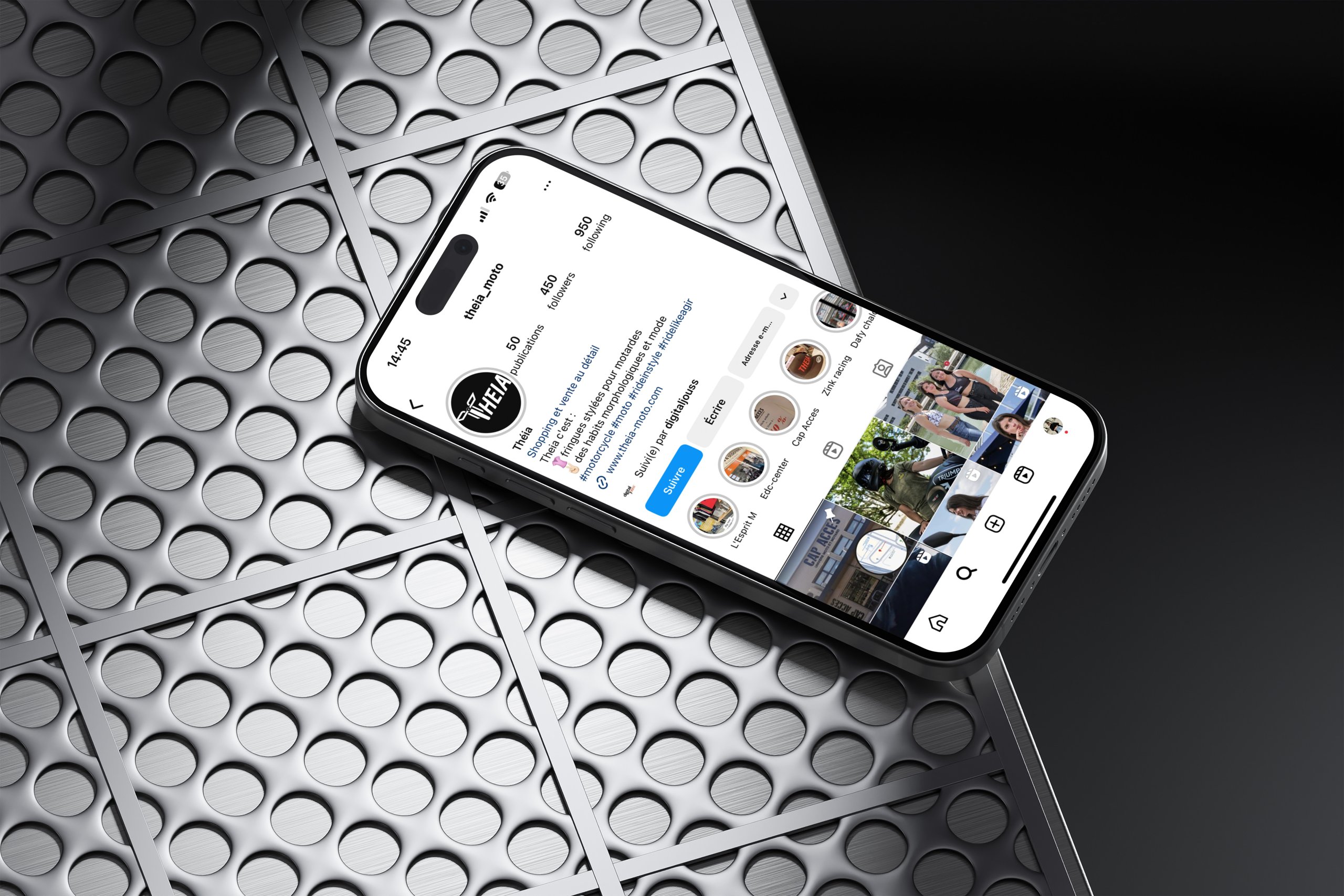 Theia Moto — profil Instagram theia_moto sur smartphone posé sur une grille métallique