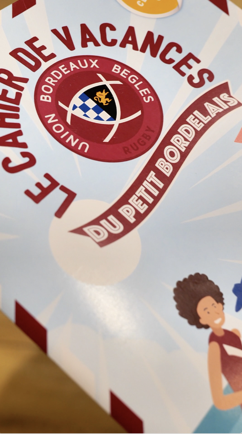 UBB x Cahier Sportif — capture de la vidéo avec la couverture du cahier de vacances du Petit Bordelais