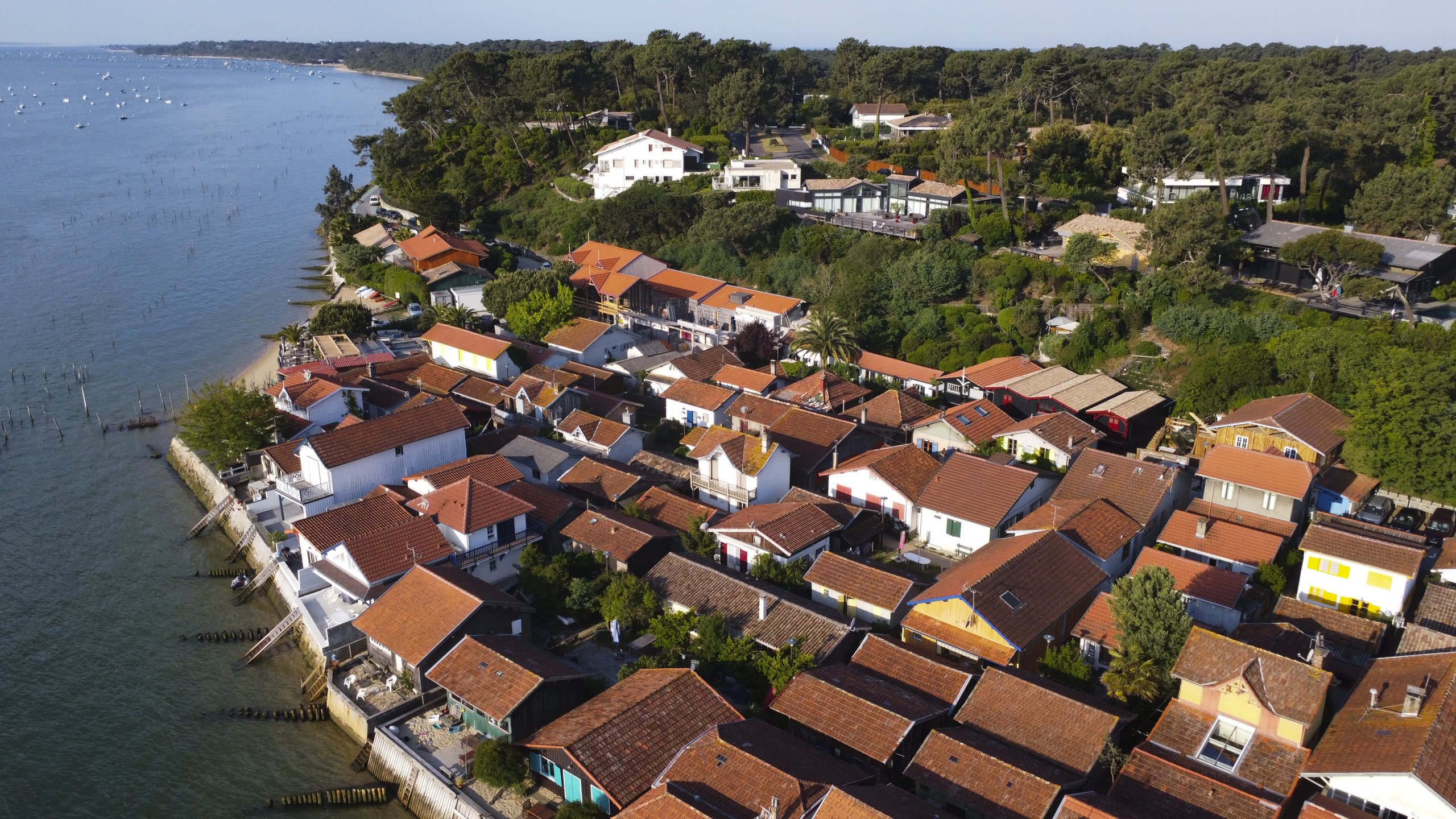 Vue d'en haut 2 Vue d'en haut — maisons et jardins en bord d'eau vus en plongée