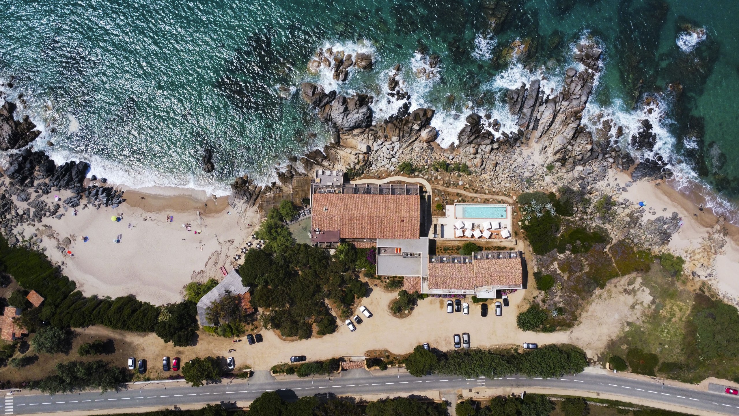 Vue d'en haut 3 Vue d'en haut — vue zénithale d'un établissement avec piscine sur une côte rocheuse