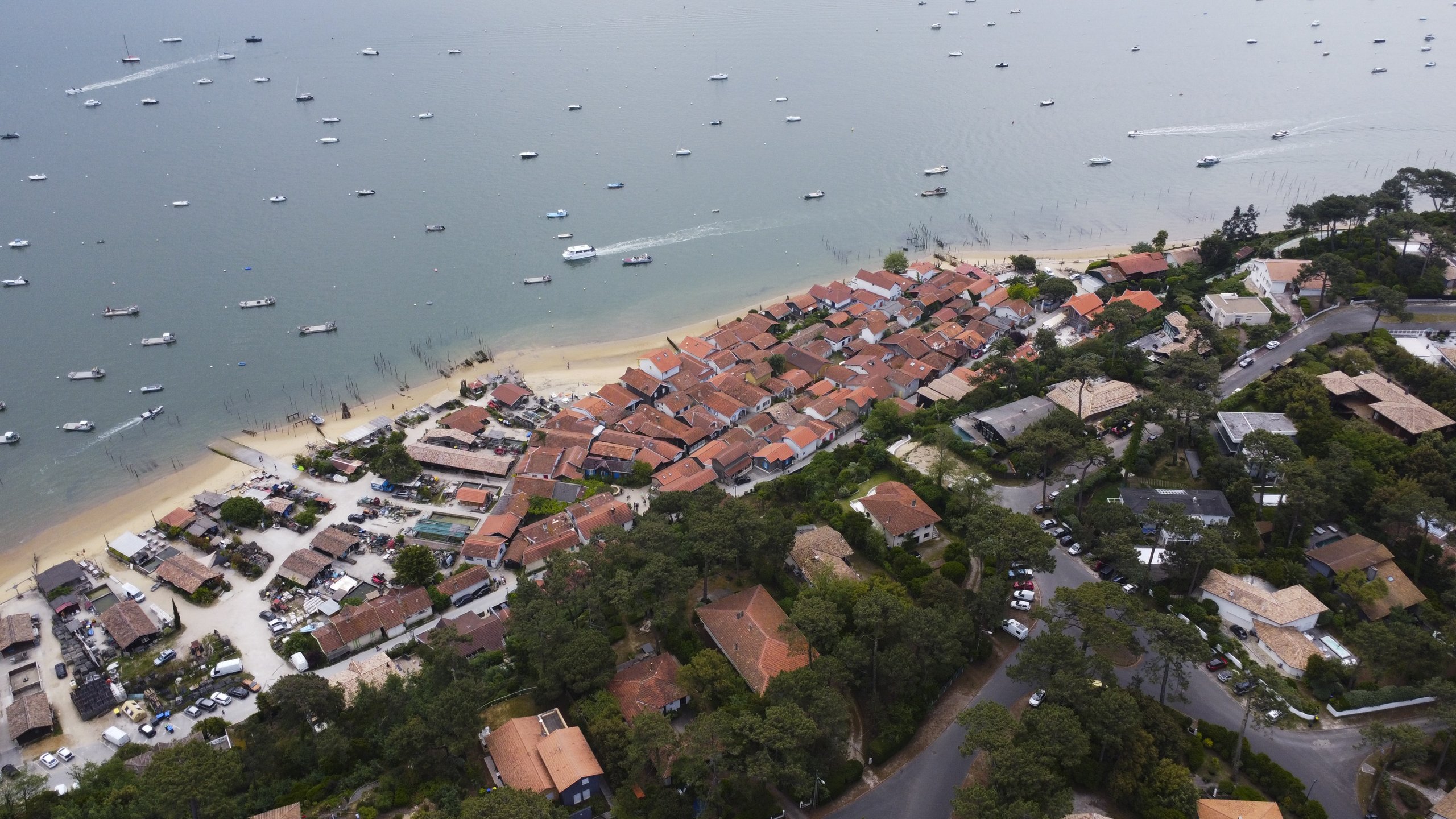 Vue d'en haut 5 Vue d'en haut — village côtier et plage en vue aérienne oblique