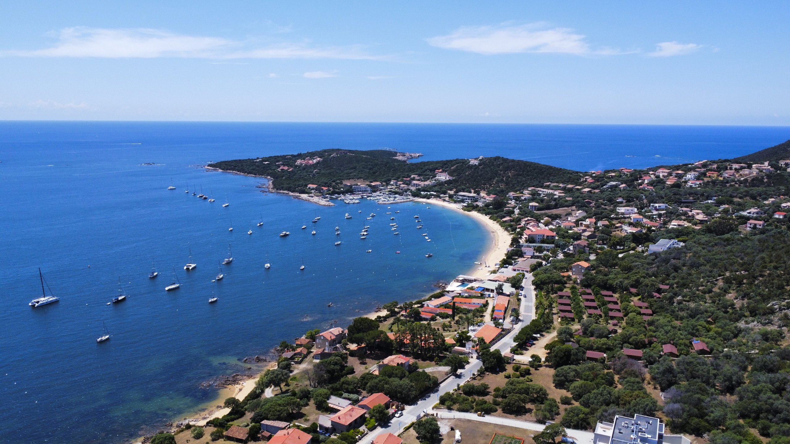 Vue d'en haut 6 Vue d'en haut — baie bleue et presqu'île vues depuis un drone