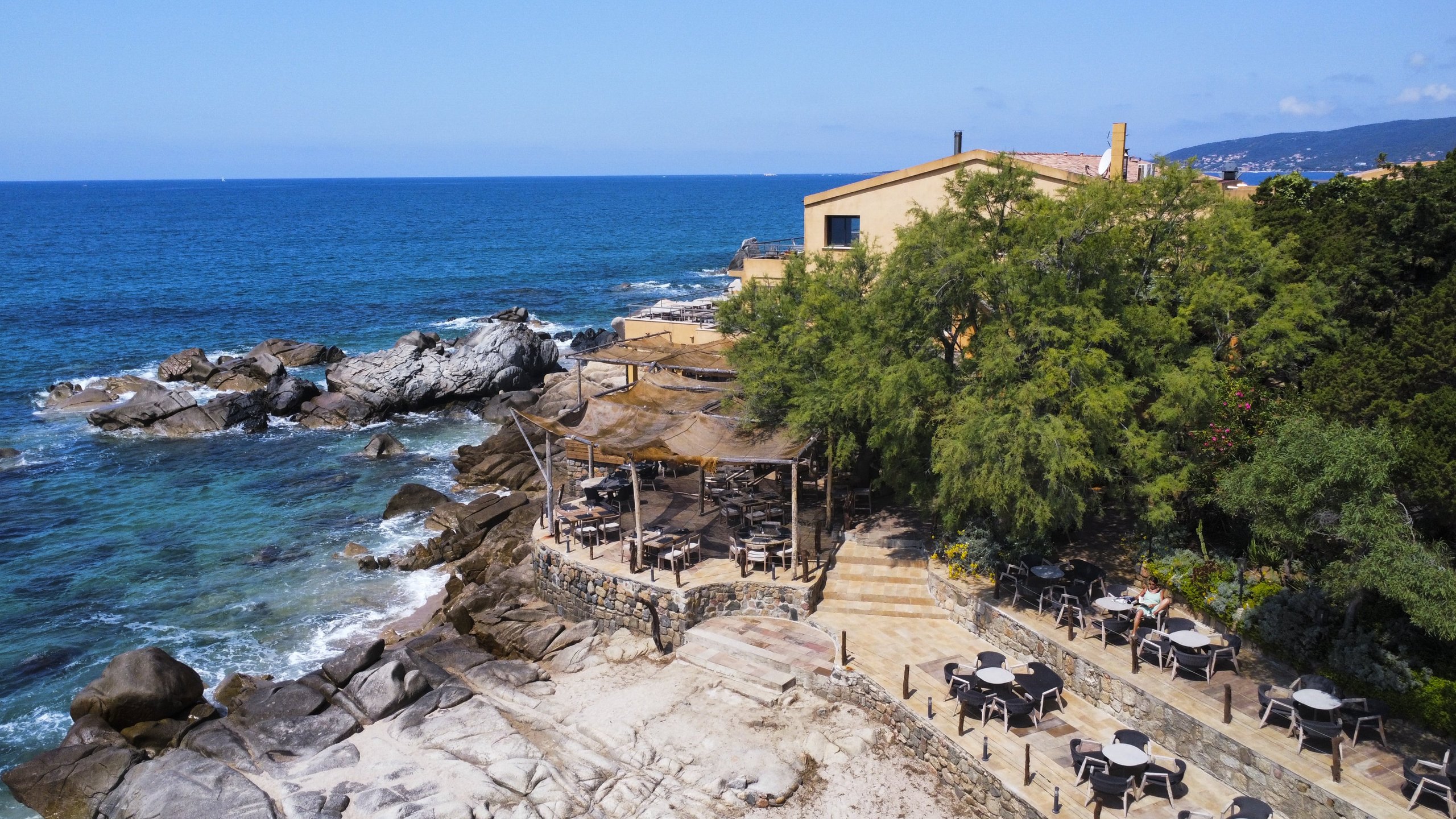 Vue d'en haut 8 Vue d'en haut — terrasse sur les rochers au bord de la mer