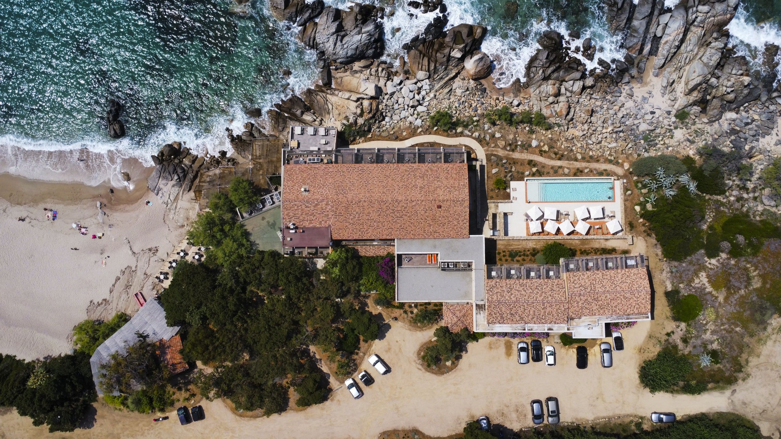 Vue d'en haut 9 Vue d'en haut — établissement en bord de crique, vue verticale